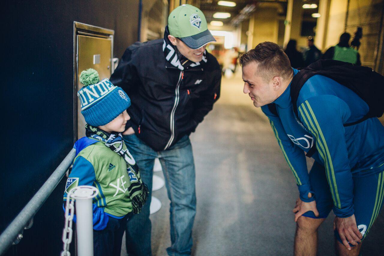 Jordan talks to a young diabetic fan